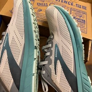 BROOKS WOMENS ANTHEM 5 NEUTRAL RUNNING SHOE - OYSTER/GREY/PORCELAIN - 7.5